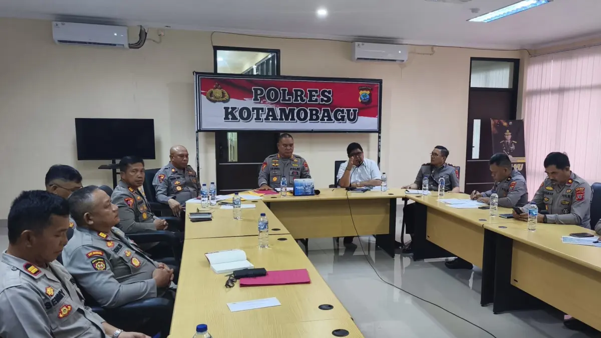 Karo Ops Polda Sulawesi Utara Kombes Pol Ferry Raimond Ukoli, SIK bersama Direktur Intelkam Polda Sulut Kombes Pol Sugeng Prayitno, SIK memimpin rapat kesiapan pengamanan kegiatan Tabligh Akbar Ustadz Abdul Somad (UAS) di Bolaang Mongondow Raya (BMR), yang digelar di Mapolres Kotamobagu.