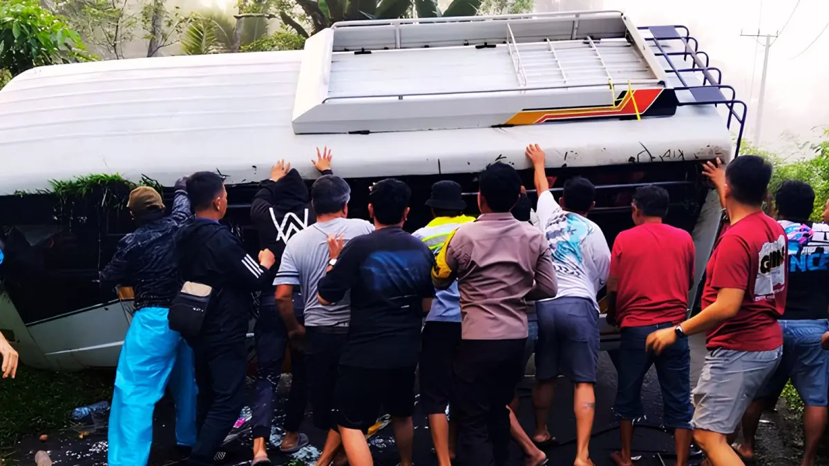 Bus Jemaat Gereja Terguling! Jalan Berlubang di Minsel Diduga Jadi Biang Petaka