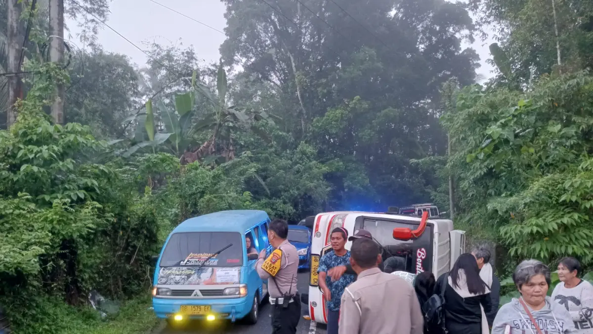 HATI-HATI: Kondisi bus peserta Hapsa WKI saat kejadian kecelakaan.