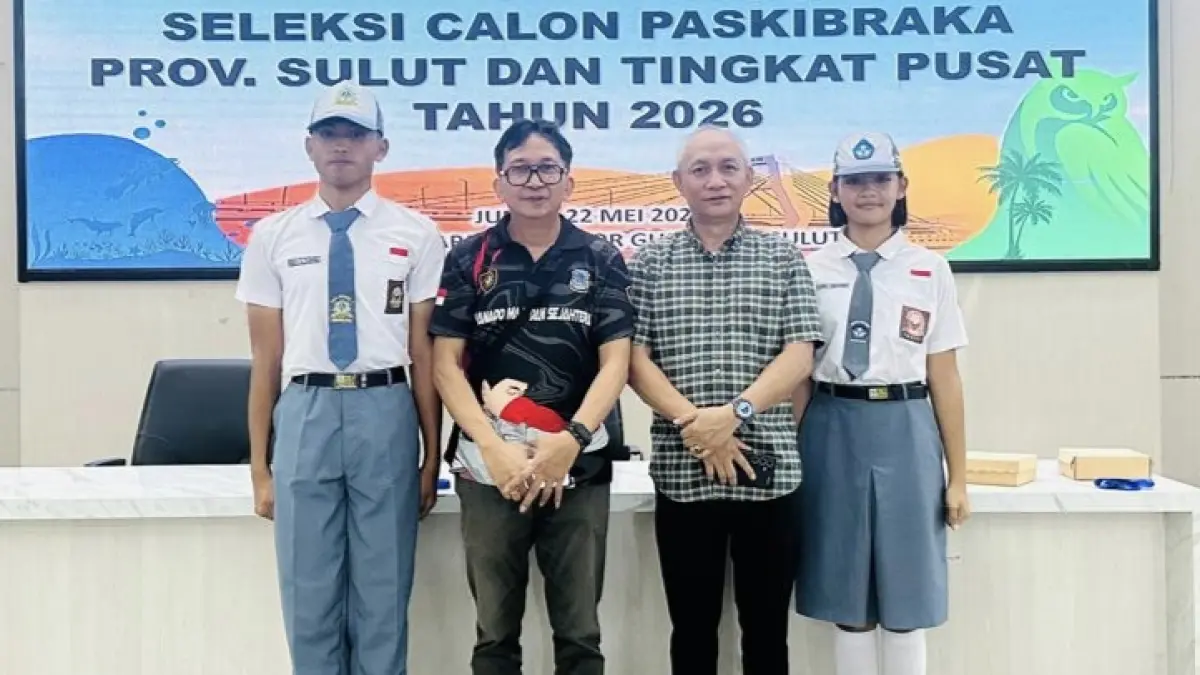 LANJUT: Dua siswa Keevly dan Audrew bersama Kaban Kesbangpol usai mendengar hasil seleksi Bakal Calon Paskibraka Tingkat Nasional, Jumat (22/5) di Wisma Negara Gubernuran