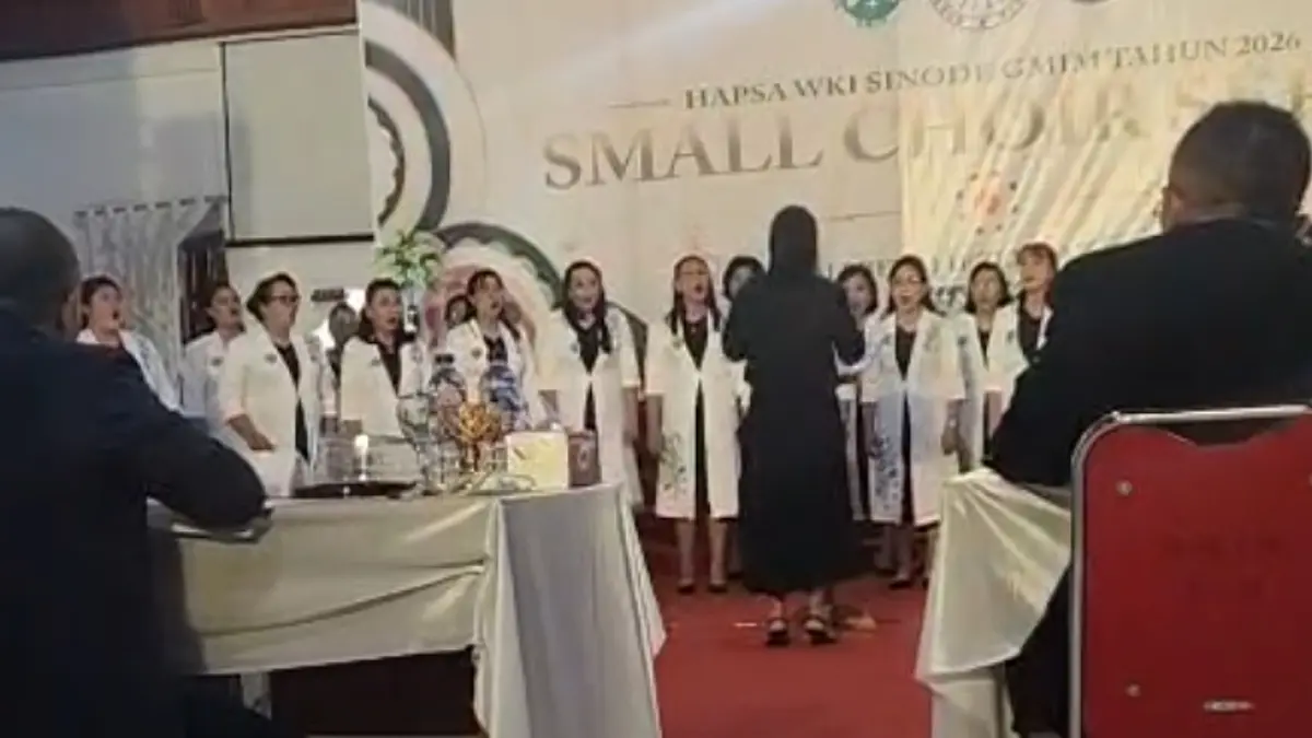 Paduan Suara W/KI GMIM Kawangkoan Baru saat tampil di panggung Small Choir Hapsa W/KI GMIM 2026