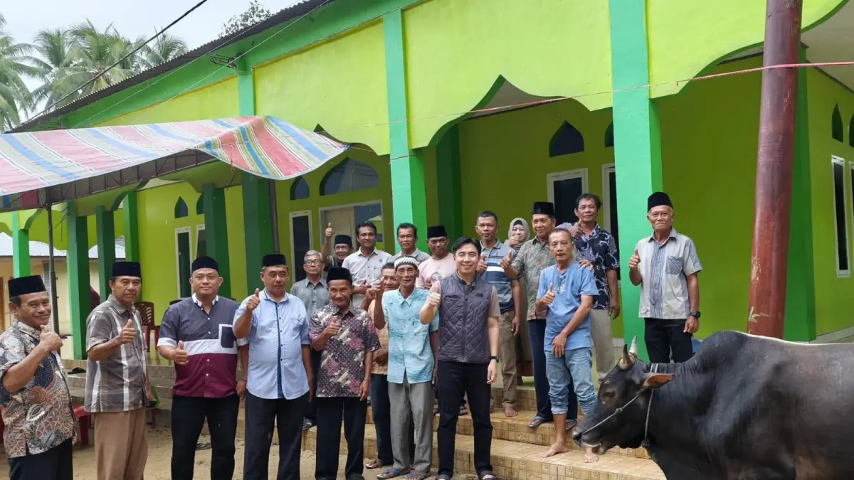 Bupati Michael Thungari (Rompi Hitam) bersama jamaah Masjid Thariq Ziyad At Taqwa Embuhanga.