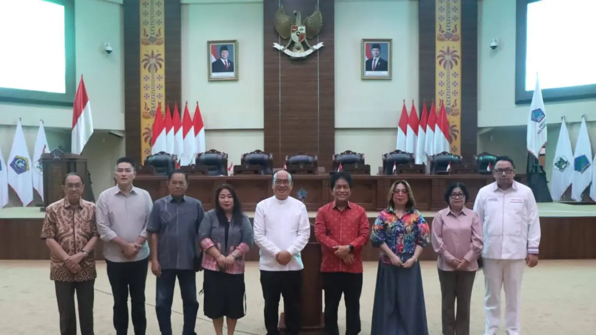 Ibadah rutin DPRD Sulut yang dipimpin Pdt Djefry Saisab.