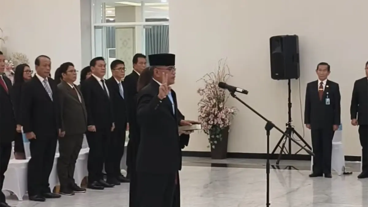 John Marentek saat Pelantikan dan pengambilan sumpah jabatan.