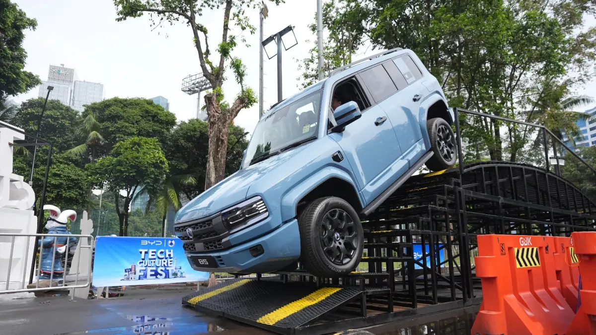 Pengunjung mencoba langsung teknologi kendaraan energi baru BYD melalui festival interaktif yang digelar di Jakarta.
