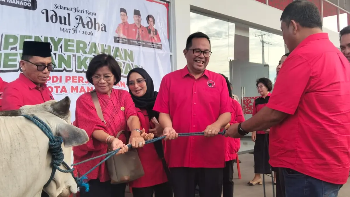 Pengurus DPC PDI Perjuangan saat menyerahkan hewan kurban untuk disalurkan ke umat muslim yang akan merayakan Idul Adha