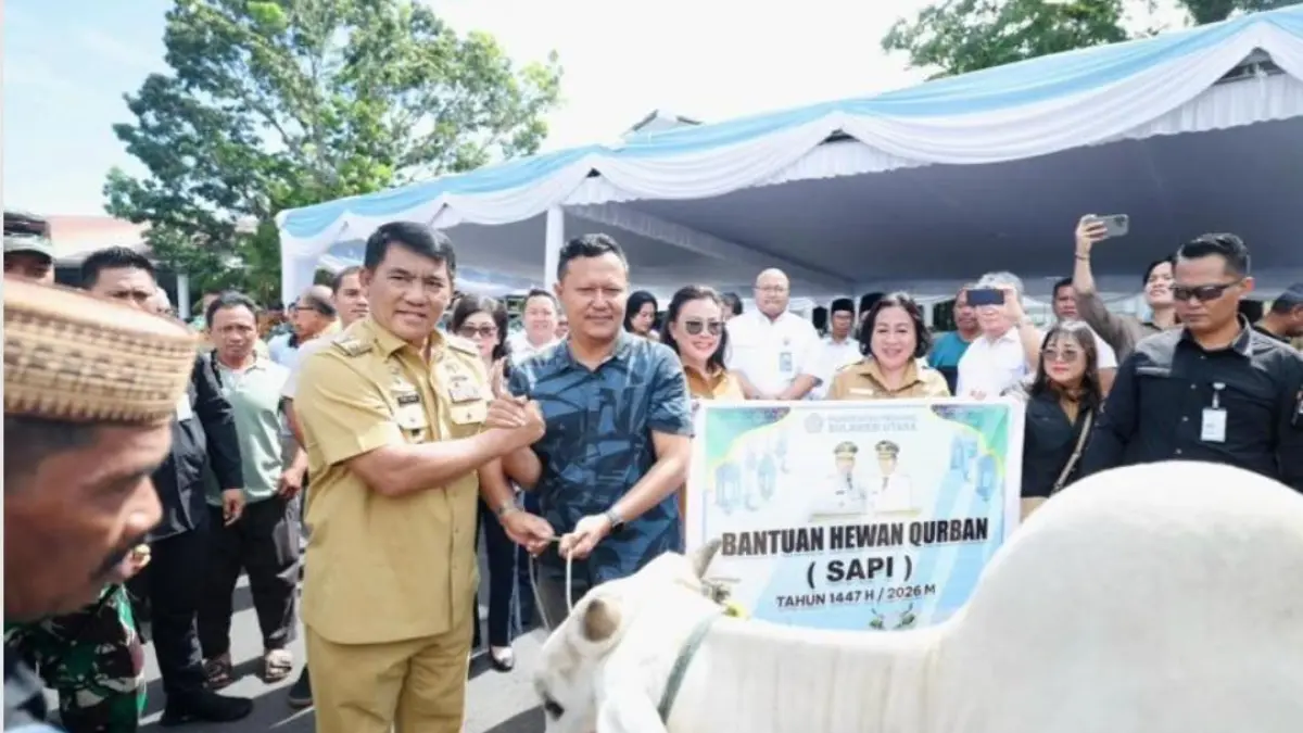 Penyerahan bantuan hewan kurban oleh Gubernur Sulawesi Utara Yulius Selvanus, di halaman belakang Kantor Gubernur Sulut, Senin (25/5/2026).
