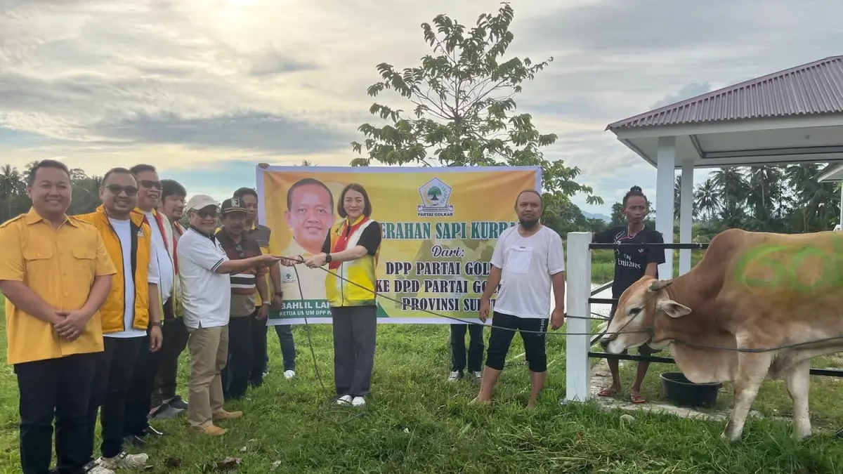 Penyerahan hewan kurban dari Partai Golkar dipimpin langsung Ketua DPD Partai Golkar Sulut, Michaela Elsiana Paruntu (MEP).
