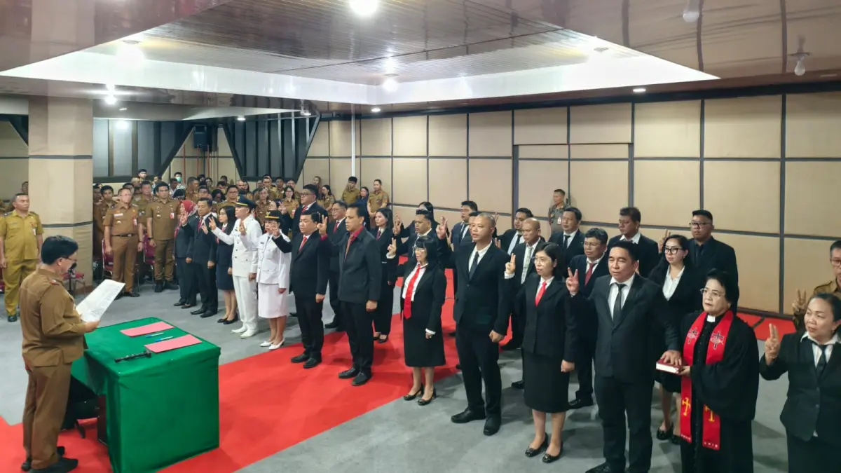 Sekretaris Daerah Pemkab Minut Novly Wowiling saat mengambil sumpah jabatan kepada 30 pejabat yang dilantik. 
