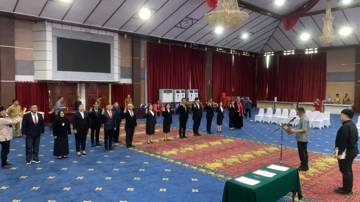 Wakil Wali Kota melantik sejumlah pejabat Pemkot Manado di Aula Serbaguna, Senin (25/5)