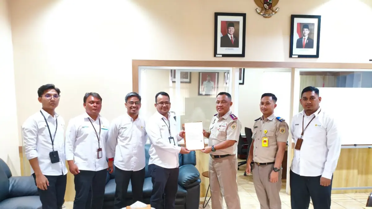Kepala Kantor Pertanahan Kota Manado, Jumalianto, A.Ptnh., M.M., menyerahkan Sertifikat Hak Guna Bangunan (HGB) kepada Manager PLN UPT Manado, Zivion Octavino Silalahi, untuk dua tapak tower strategis, yakni Tower SUTT #13 Ranomuut–Teling dan Tower #54 Sawangan–Ranomuut, pada Senin (11/5). 