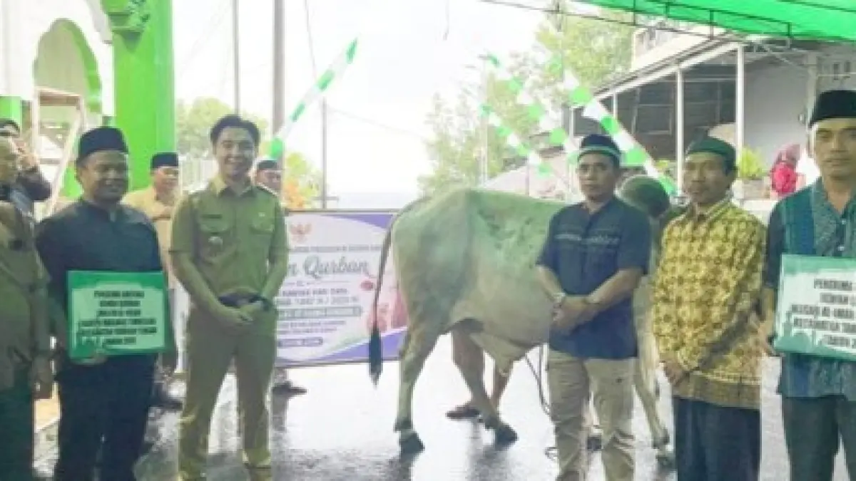 Bupati Michael Thungari (Ketiga dari Kiri) saat menyerahkan sumbangan hewan kurban di Masjid At-Taqwa Kampung Kendahe Dua, Sangihe, Senin (25/05/26). Foto : Ist