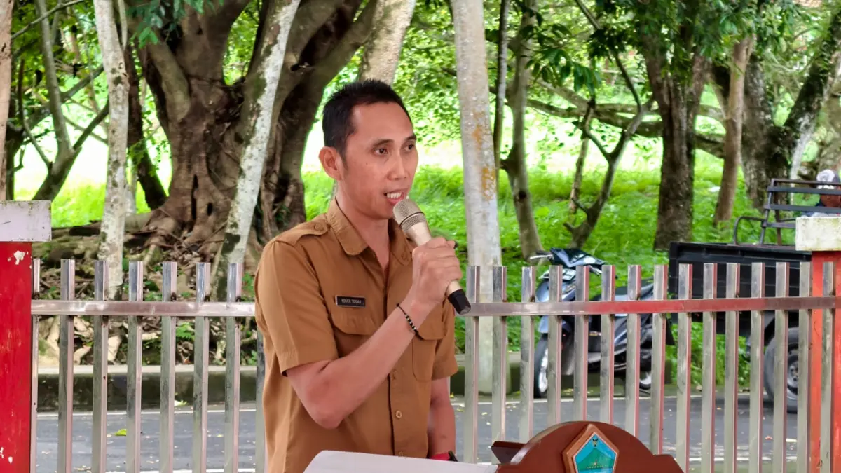 Kabag Kesra Pemkab Minut Youce Togas saat melakukan laporan kegiatan dalam penyerahan hewan kurban Pemkab Minut