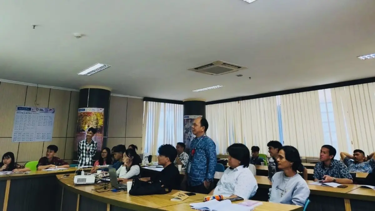 Sensei Febry Paendong saat memberikan pengajaran bahasa Jepang