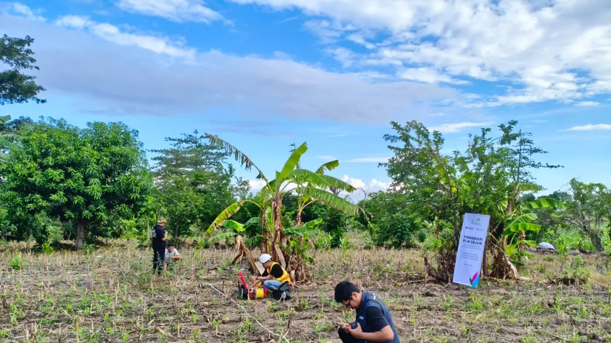 Tim pelaksana Program PLN SEJUK melakukan survei dan pengecekan teknis di lokasi rencana penyediaan jaringan air bersih di Desa Allu Tarowang, Kabupaten Jeneponto. 