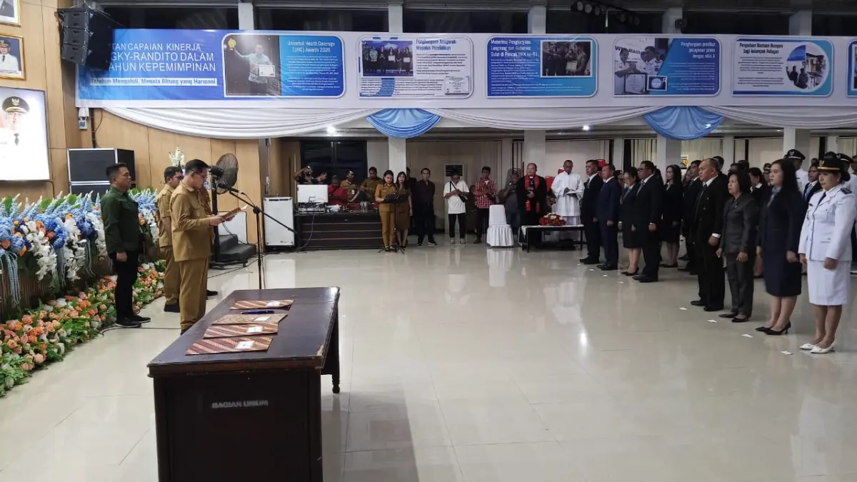 Wali Kota Bitung Hengky Honandar melantik 43 pejabat di lingkungan Pemkot Bitung.(Franky/MP)