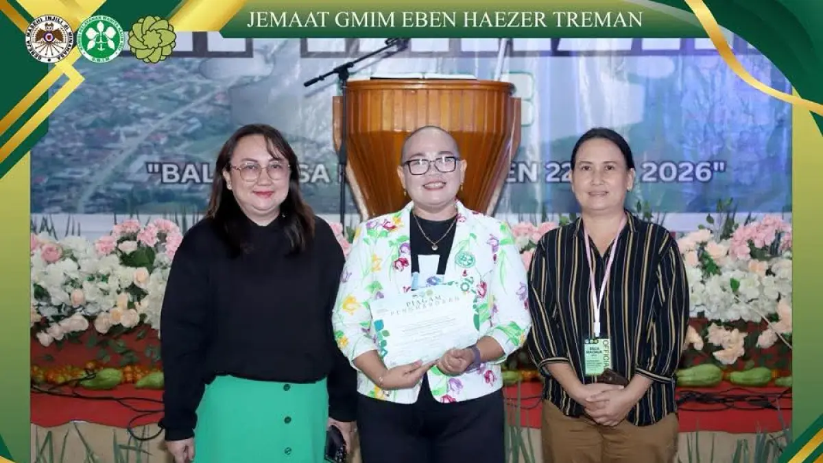 SUKACITA MELAYANI: Dkn Dr Deivy Tumundo MTeol, peserta Lomba Baca Mazmur Kategori Seri B dari Wanita/Kaum Ibu (W/KI) GMIM Eben Haezer Treman Wilayah Minawerot, yang juga Dosen Institut Agama Kristen Negeri (IAKN) Manado (tengah) bersama Ketua Komisi W/KI GMIM Eben Haezer Treman, Pnt Dr Peggy Adeline Mekel SE MA (kiri)