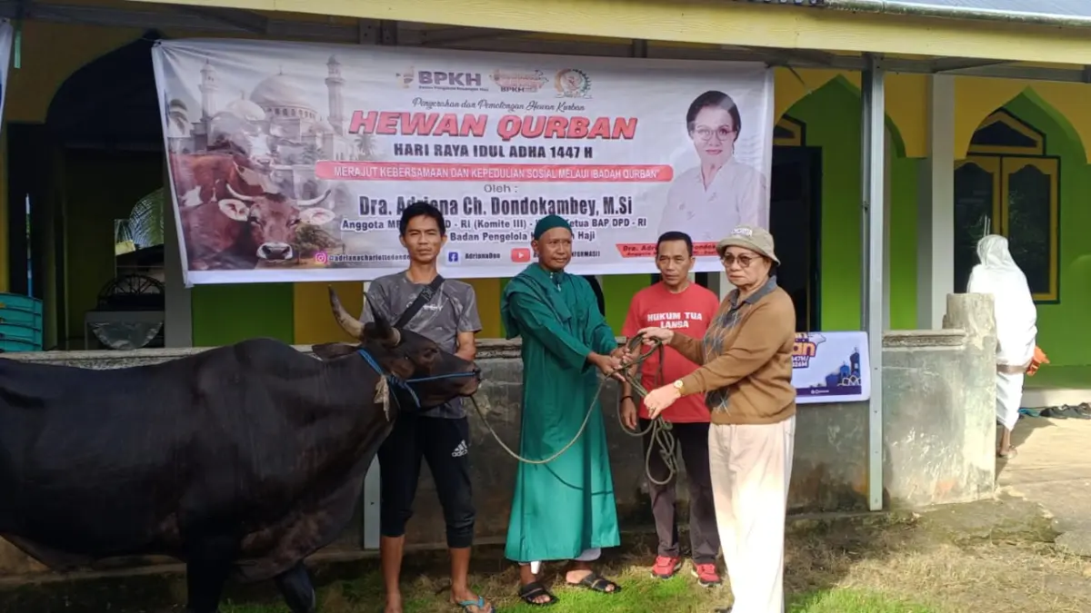 Adriana Dondoakmbey menyerahkan bantuan hewan kurban di jamaah Masjid Al-Miftah yang berada di Desa Lansa, Kecamatan Wori, Kabupaten Minahasa Utara, Rabu 27 Mei 2026.