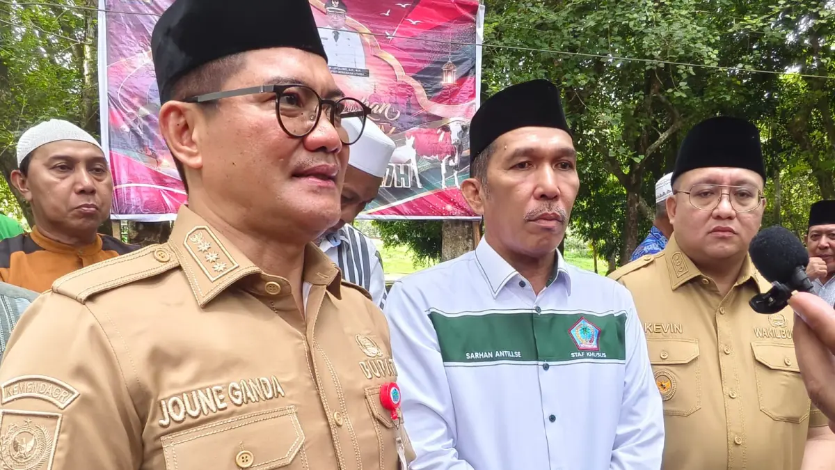 Bupati Minahasa Utara Joune Ganda didampingi Wakil Bupati Minahasa Utara Kevin Lotulong saat di wawancarai awak media dalam penyerahan Hewan Kurban Pemkab Minut. 
