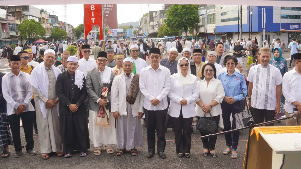 Wali Kota Bitung Hengky Honandar didampingi Ketua TP-PKK Ellen Honandar Sondakh menghadiri Sholat Idul Adha.(Dok Istimewa)