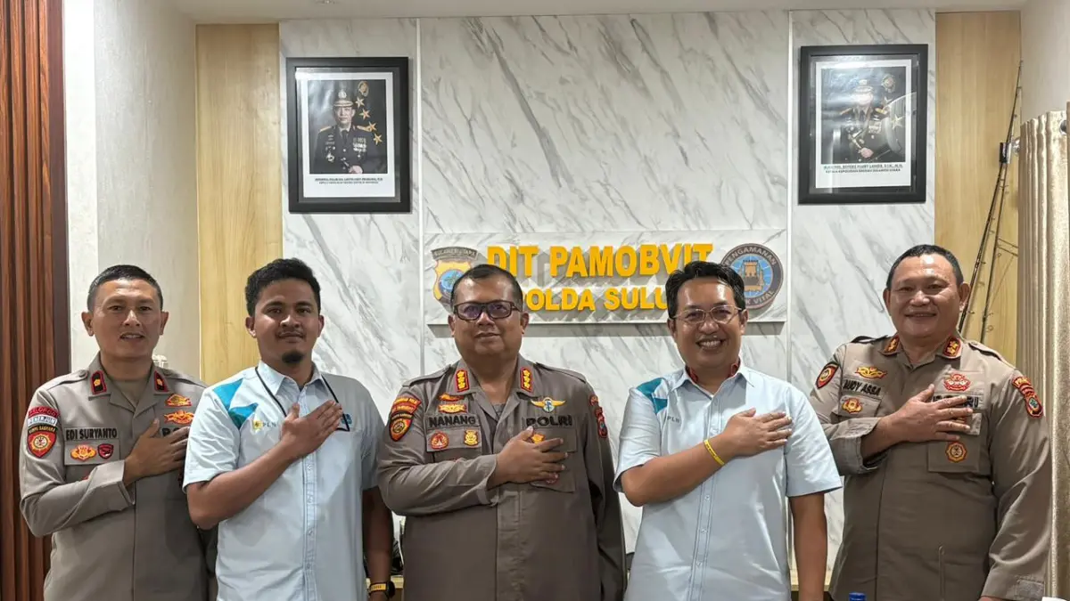 Manager PLN UP2B Sistem Minahasa, Yuana Putra Adianto, bersama Direktur PAMOBVIT POLDA Sulut, Kombes Pol Nanang Heru Purwoko, S.I.K., dan jajaran berfoto bersama usai kunjungan koordinasi di Kantor DIT PAMOBVIT POLDA Sulawesi Utara, Manado. Kunjungan ini menjadi bagian dari penguatan sinergi dalam menjaga keamanan objek vital nasional sektor ketenagalistrikan di wilayah Sulawesi Utara.
