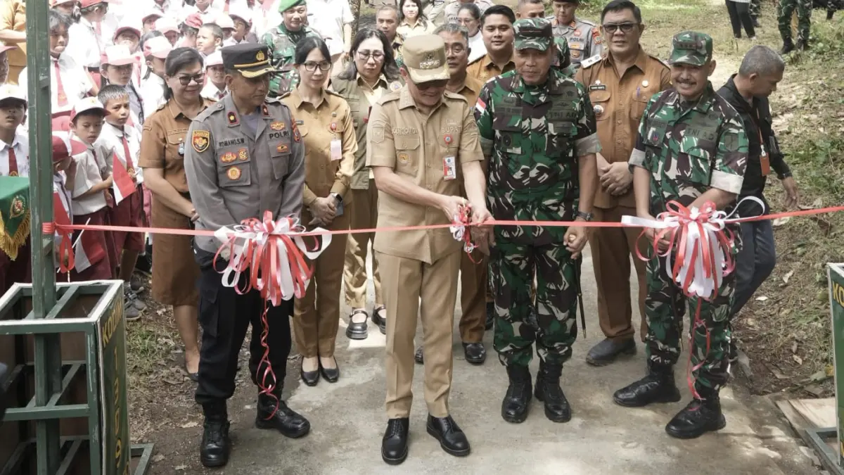Bupati Minahasa Utara Joune Ganda Saat menggunting pita dalam peresmian jembatan perintis garuda
