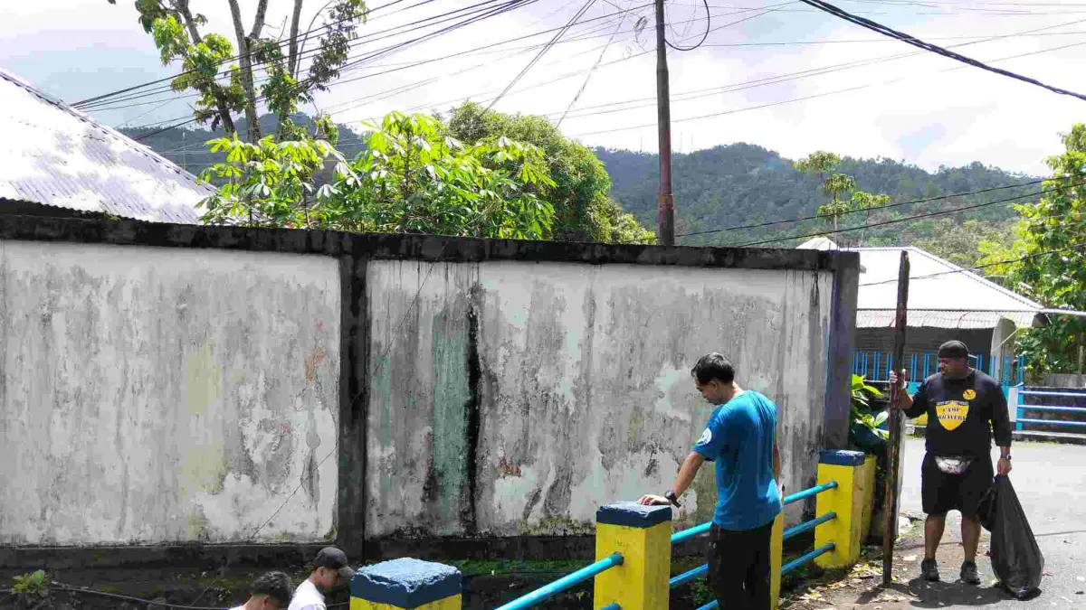 Mr Cesar Garcia, City Manager Kemah Texas, Amerika Serikat (Kaos Hitam) bersama tim turun langsung mengangkut sampah di kompleks Taman Kota Tahuna, Kamis (28/05/26).