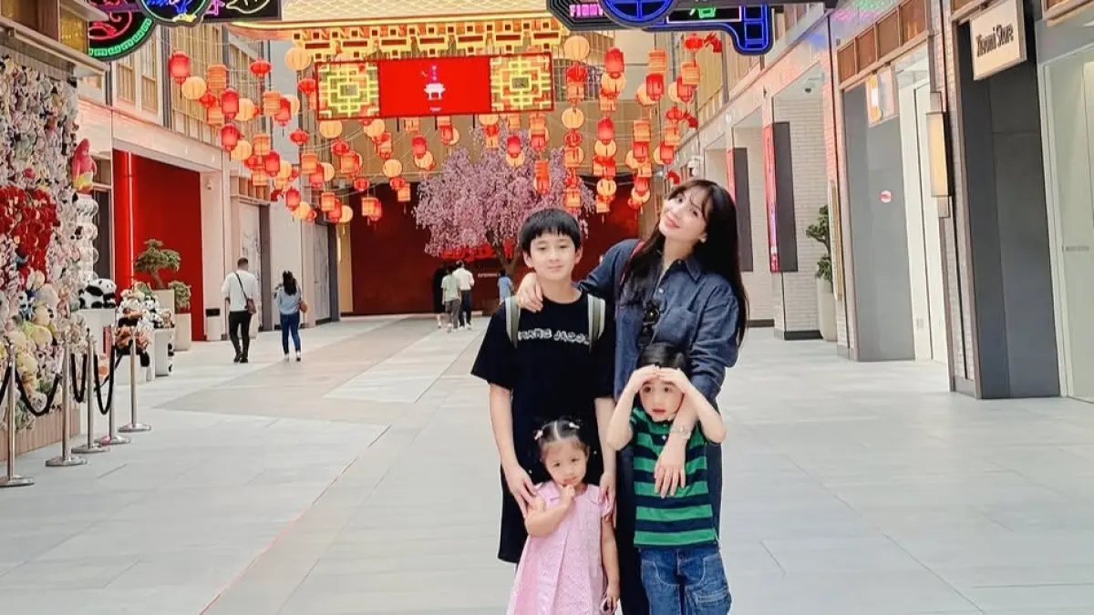 Nagita Slavina bersama ketiga anaknya liburan ke Dubai.