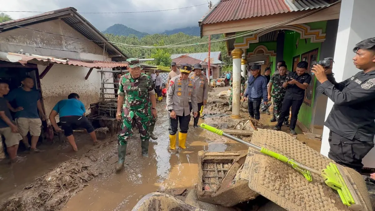 Penanganan darurat di lokasi bencana banjir bandang di Kabupaten Bolaang Mongondow, dipantau langsung oleh Wakapolda Sulawesi Utara Brigjen Pol Awi Setiyono bersama Danrem 131 Santiago Brigjen TNI Martin Susilo M. Turnip, Kamis (28/5/2026).