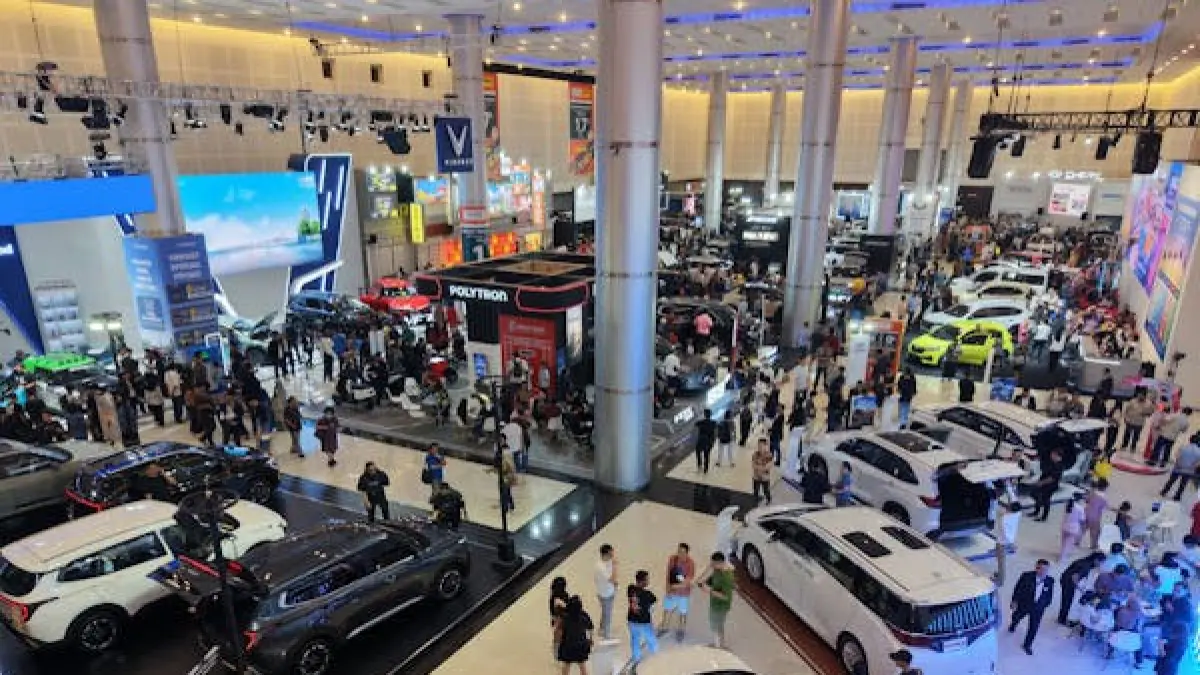 Suasana IIMS Surabaya 2026 dipadati pengunjung yang datang bersama keluarga untuk menikmati pameran otomotif, hiburan, hingga berbagai aktivitas edukatif selama libur Idul Adha.