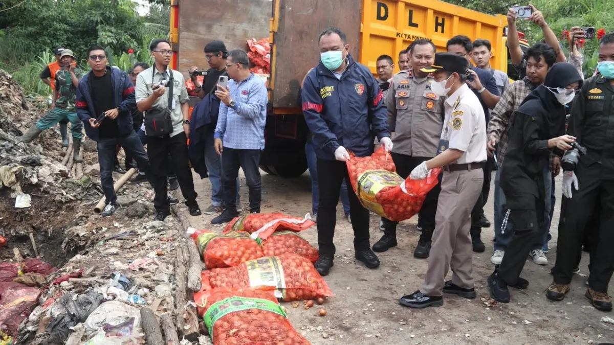Aparat penegak hukum bersama sejumlah instansi terkait melakukan pemusnahan barang bukti dugaan penyelundupan bawang impor ilegal dari berbagai negara yang diduga masuk ke wilayah Indonesia melalui jalur tikus di perbatasan Malaysia.