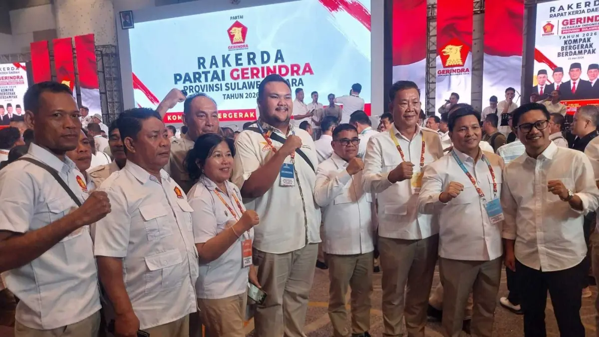 Ketua DPC Gerindra Sitaro, Heronimus Makainas (Keempat dari Kanan) didampingi pengurus DPC foto bersama Ketua TIDAR Sulut Bara Prima, saat menghadiri Rakerda Gerindra Sulut, Sabtu (23/05/26) lalu.