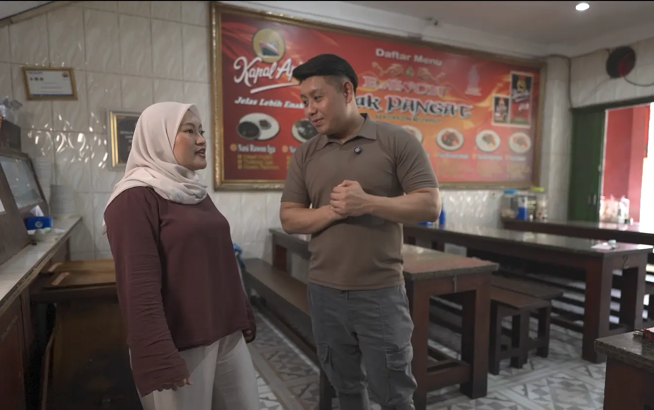 Tantri, pemilik generasi kedua Rawon Pangat bersama Koko Buncit