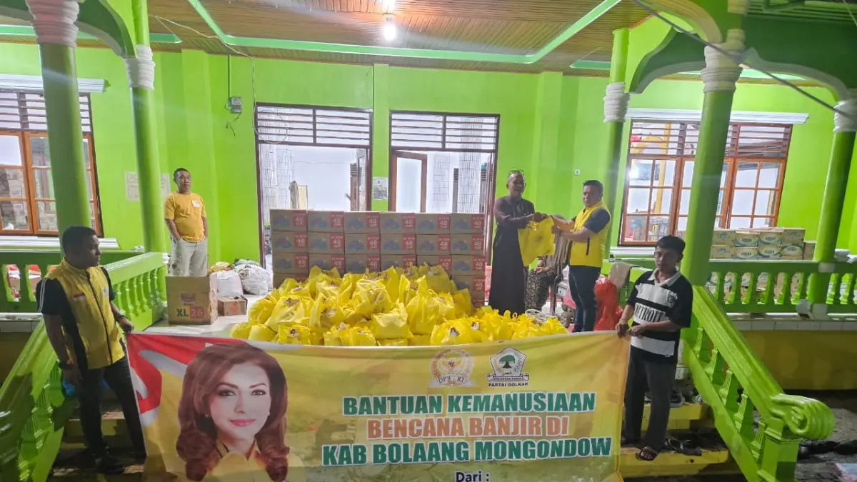 TELADAN: Bantuan sembako serta air mineral untuk masyarakat yang dilanda bencana banjir bandang di Kabupaten Bolmong.
