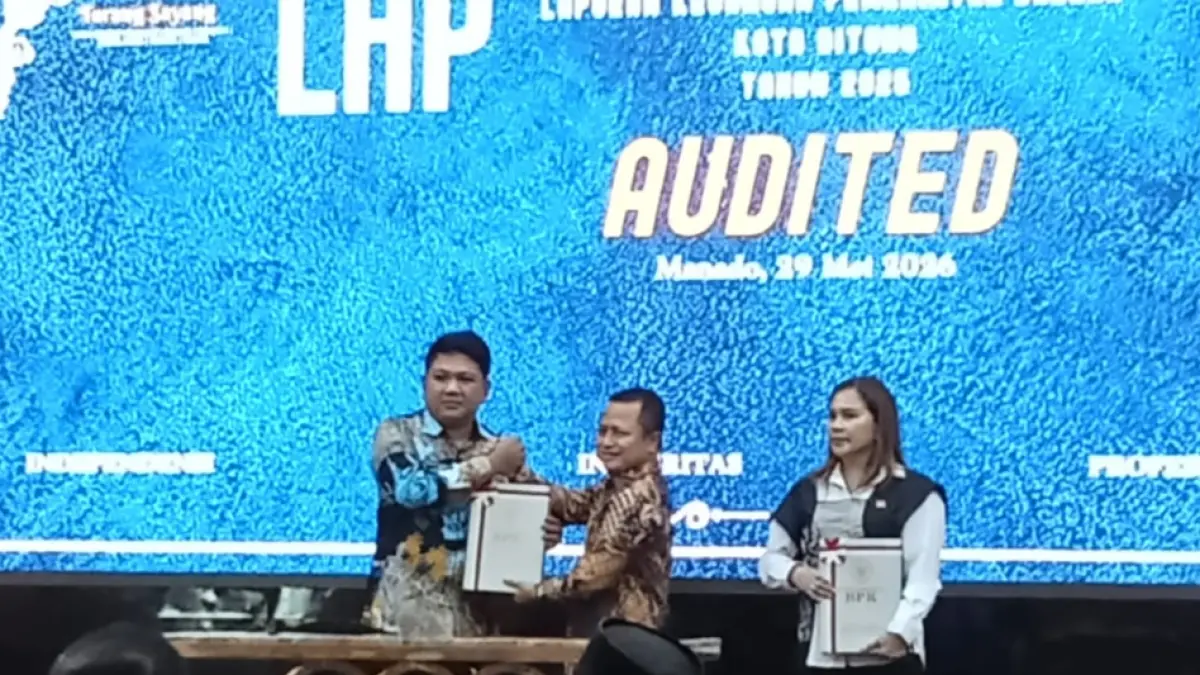 Wakil Wali Kota Bitung Randito Maringka dan Ketua DPRD Kota Bitung Vivy Ganap saat menerima LHP BPK.(Dok Istimewa)