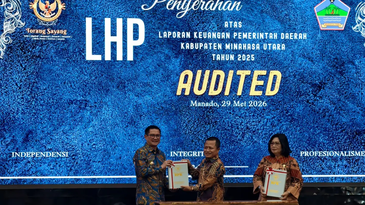 WTP-Bupati Minahasa Utara Joune Ganda Didampingi Ketua DPRD Vonny Rumimpunu saat menerima LKPD Tahun 2025 yang sudah diperiksa BPK oleh Kepala BPK Perwakilan Sulut, Bombit Agus Mulyo di Kantor BPK Sulut. 
