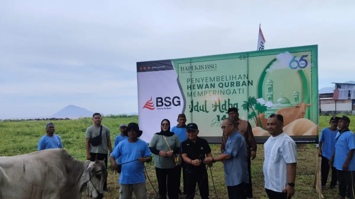 Direktur Umum BSG, Joubert Dondokambey saat menyerahkan Hewan Kurban kepada Bapekis, Sabtu (30/5/2026)