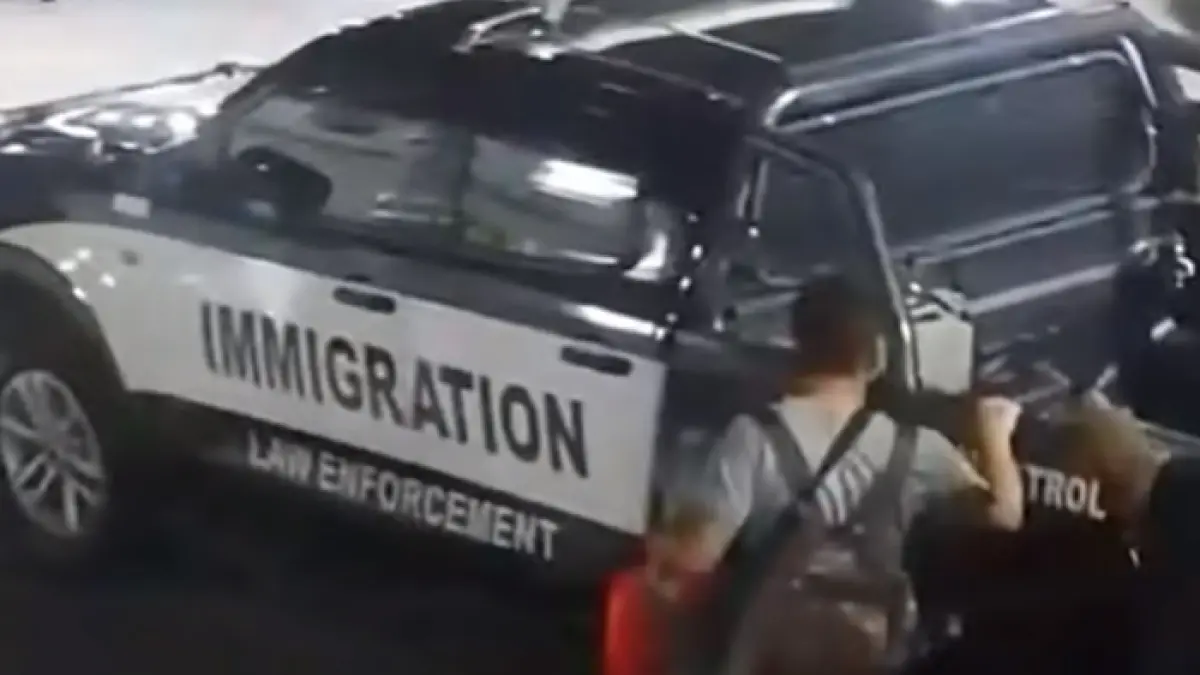 WN Tiongkok digiring ke mobil Imigrasi.
