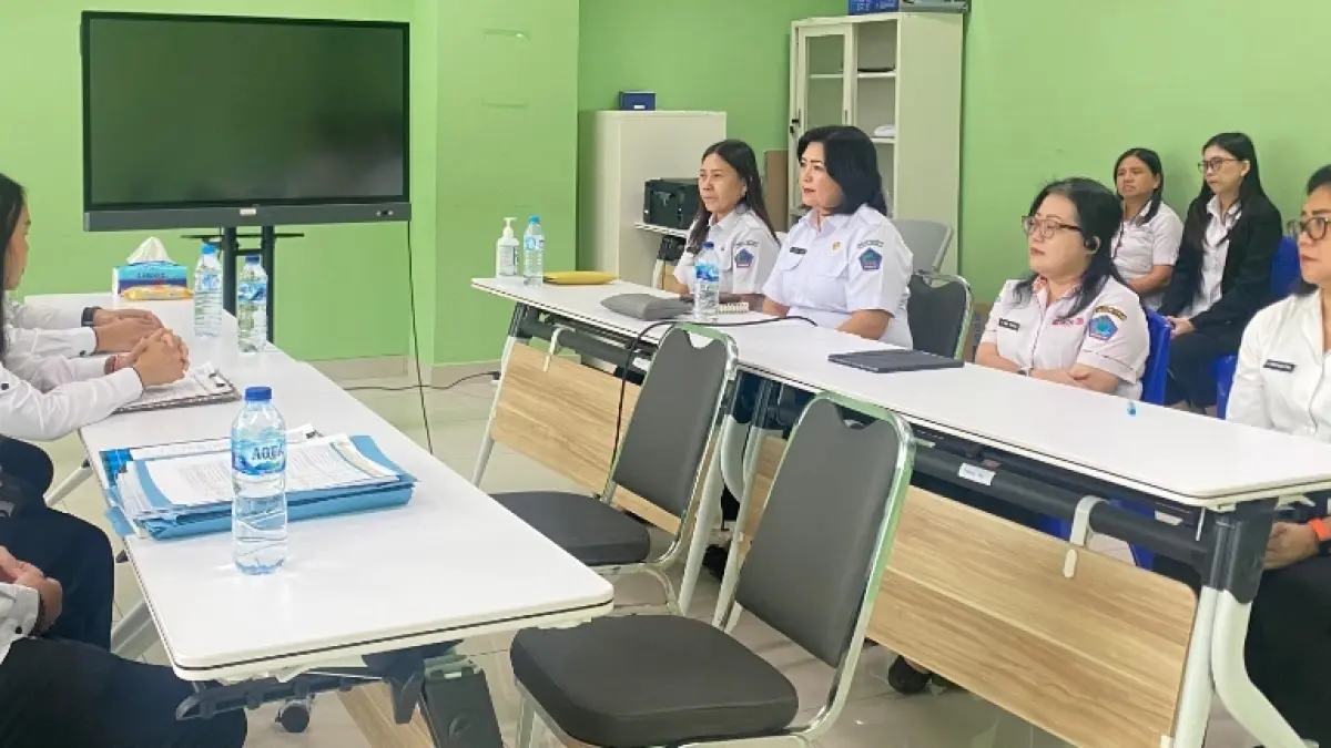 Direktur dr Lidya Tulus saat memimpin timnya memberikan yang terbaik untuk pelayanan kesehatan ke masyarakat Sulawesi Utara