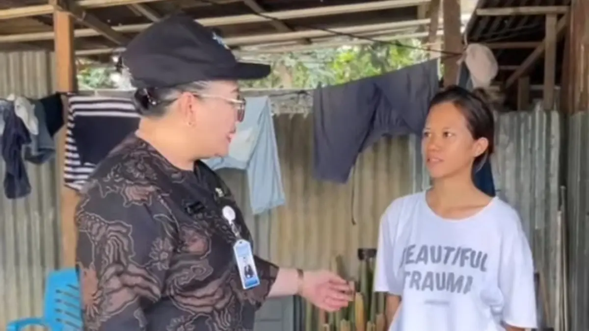 Dr Jeanny Winokan saat memberikan bantuan nutrisi di Minahasa Tenggara dalam program Genting.