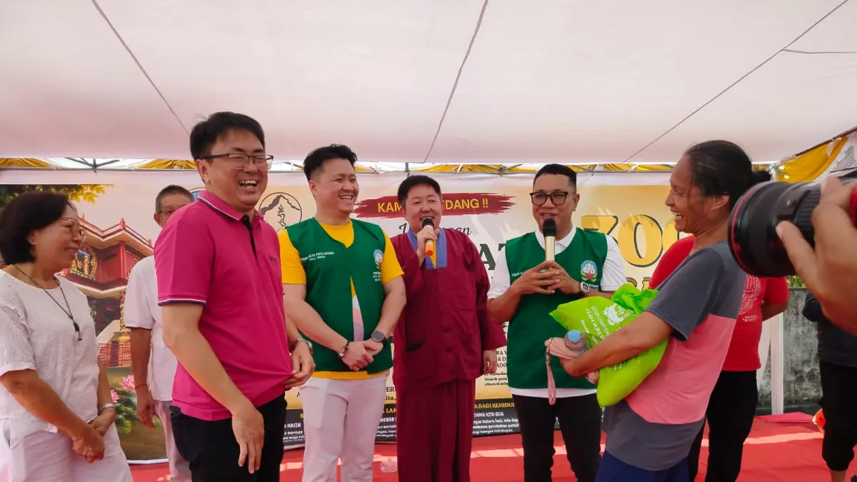 MANTAP: jajaran pengurus dan umat Vihara Vajra Viriya Dharma Manado membagikan 3.000 paket sembako gratis bagi warga di pelataran vihara, Paal Dua, Minggu (31/5)