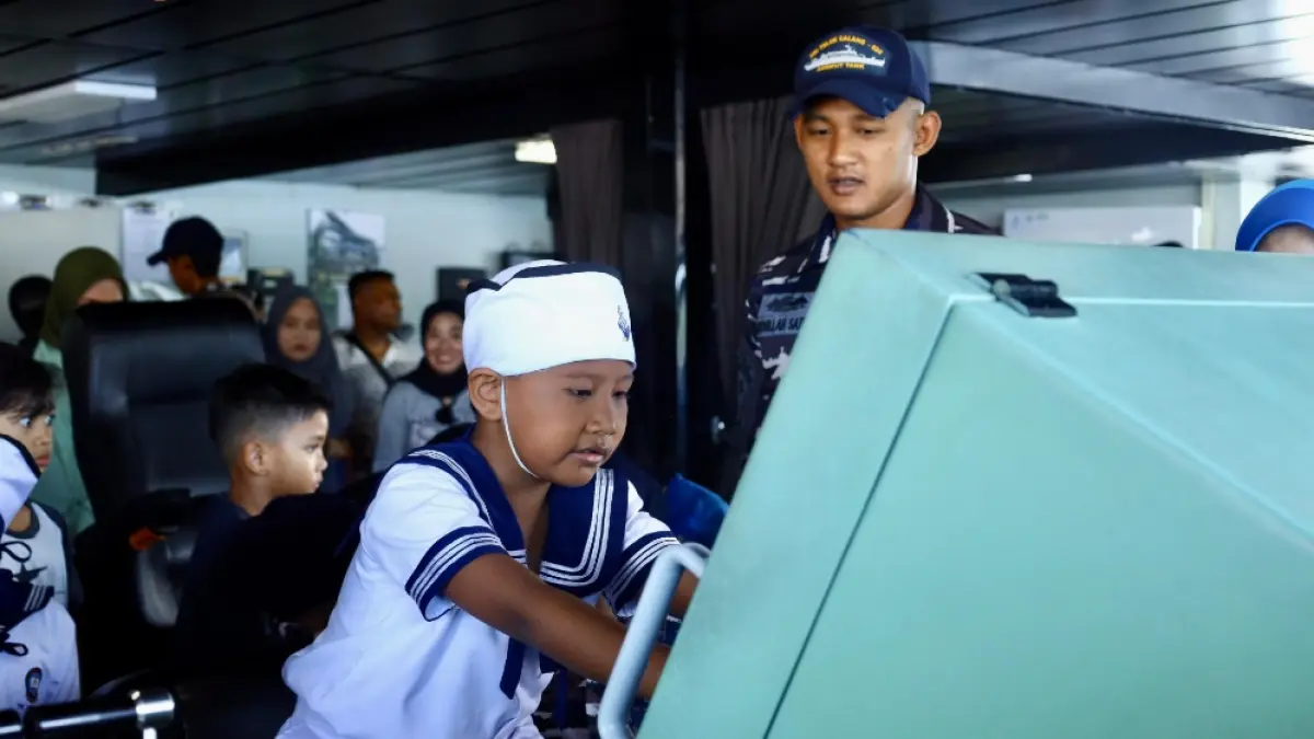 Nampak para siswa TK Yang Tuah Manado dan Bitung sangat bersemangat mengunjungi KRI Teluk Calang-524 yang berlabuh di Dermaga IV Pelindo Bitung