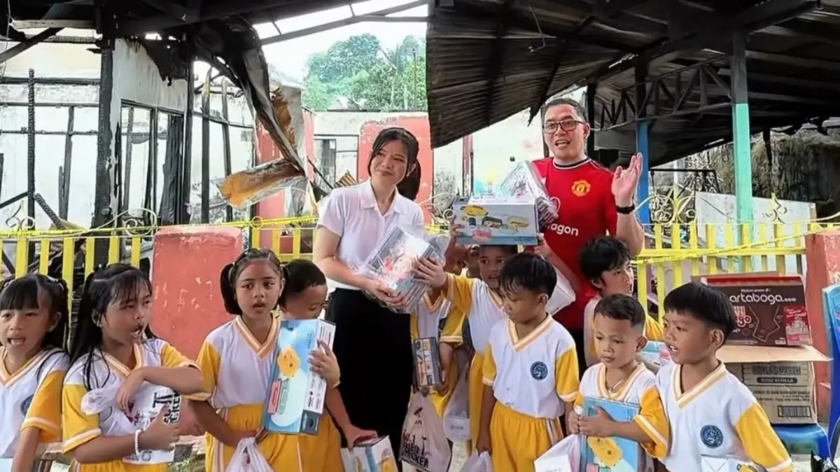 PEDULI: Anggota DPRD Manado Monica Tambajong bersama anak-anak PAUD Puspa dengan pemandangan gedung sekolahnya yang terbakar beberapa waktu lalu