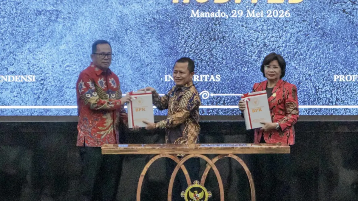 PRESTASI: Wakil Wali Kota bersama Ketua DPRD Manado saat menerima LHP LKPD 2025 oleh BPK perwakilan Sulut, Jumat pekan lalu
