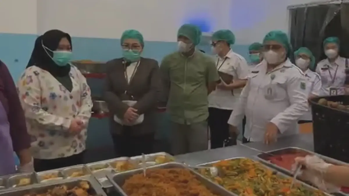 Rombongan Kemendukbangga/BKKBN Perwakilan Sulawesi Utara saat melihat langsung operasional SPPG di Kotamobagu