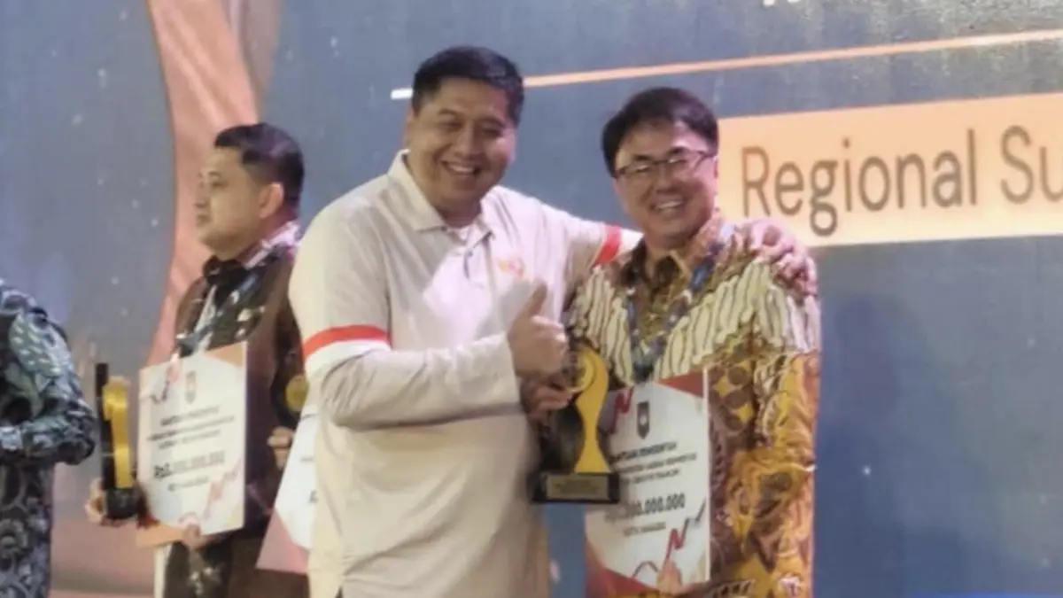 Wali Kota Manado bersama Menteri Perumahan dan Kawasan Pemukiman saat menerima penghargaan