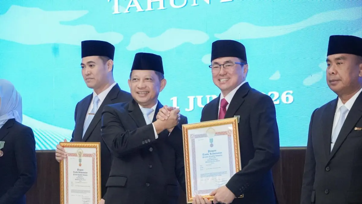 APRESIASI: Wali Kota Manado saat menerima Tanda Kehormatan Satyalencana Wira Karya dari Mendagri, Senin (1/6)