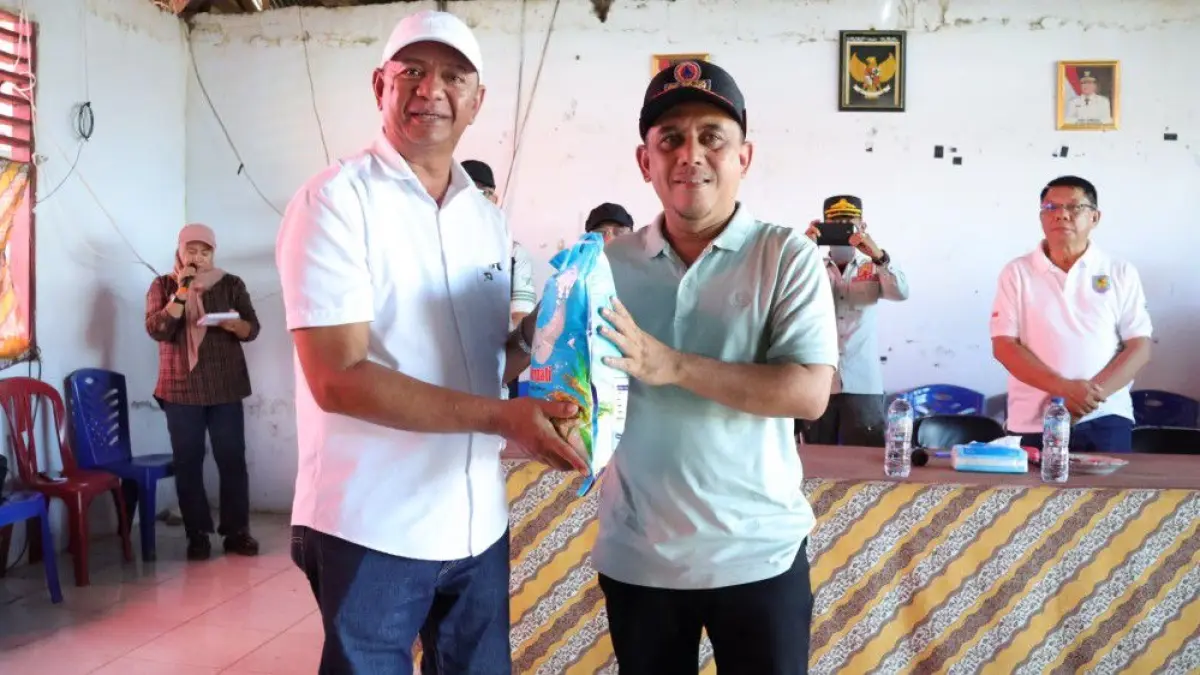 Bupati Boltim Oskar Manoppo menyerahkan bantuan di Bolmong