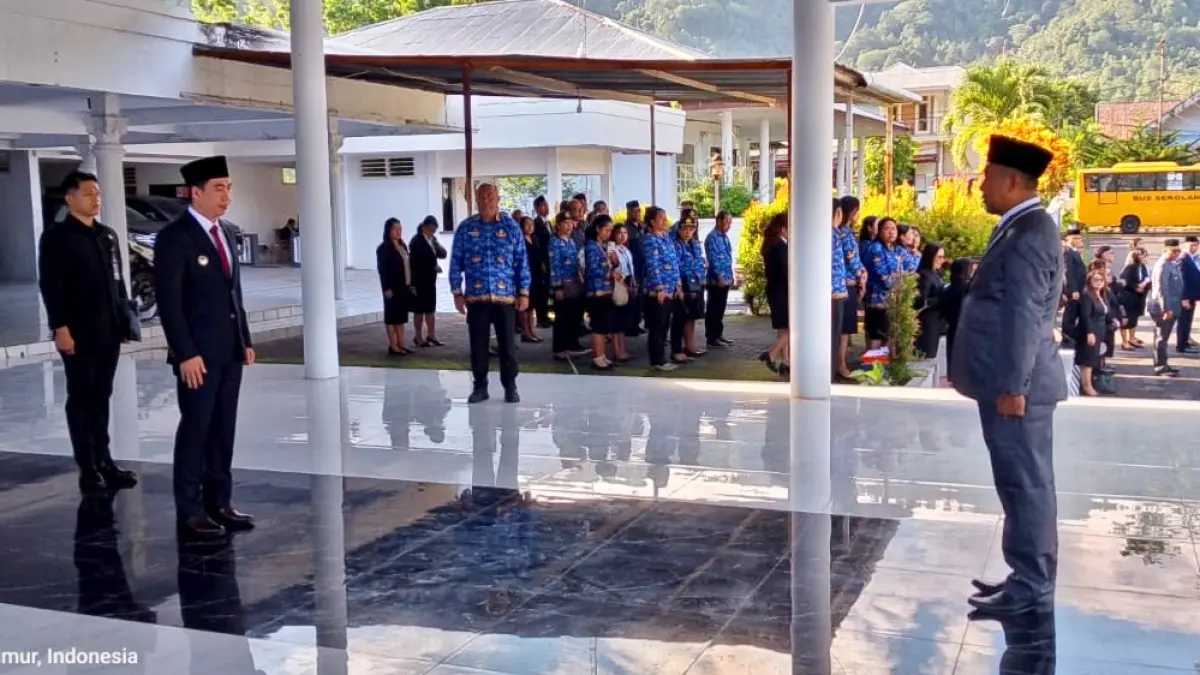 Bupati Michael Thungari (Kedua dari kanan) saan memimpin upacara peringatan hari lahir Pancasila, bertempat di rumah jabatan Bupati, Senin (1/6/26).