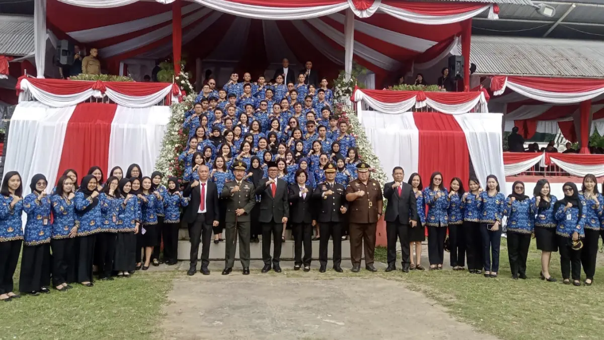 Foto bersama Wakil Wali Kota, Forkopimda bersama sebagian ASN Pemkot Manado usai upacara Hari Pancasila, Senin (1/6)
